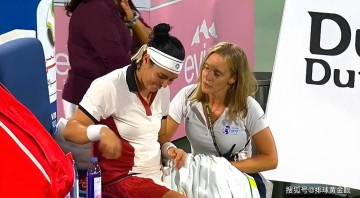 贾巴尔表情痛苦!郑钦文无缘复仇压力骤减,多哈站冠亚军一轮游