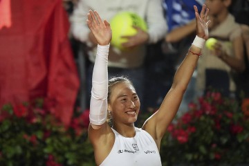 越过高山!郑钦文生涯首胜萨巴伦卡 中国网协发文祝贺