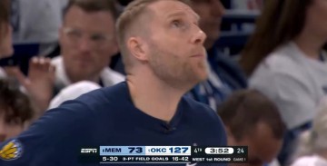 😅看到了什么？落后54分时 莫兰特突然笑了起来