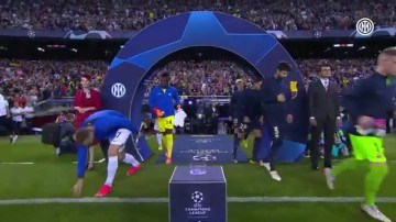 进球大战!上次欧冠交锋,莱万双响救主,国米3-3被巴萨绝平