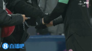 冻麻了🥶梅西到场边让助教塞暖手宝在手套里，当地气温-14℃