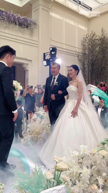 国乒总教练李隼女儿大婚 王楠张怡宁李晓霞到场 孙颖莎等视频祝福