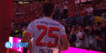 回到球迷中去❤️穆勒爬上南看台 把奖盘交给死忠球迷一同欢庆