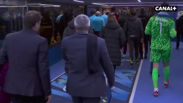 😤巴黎总监因判罚暴怒,范迪克当场回击:拜托兄弟,这不是法甲