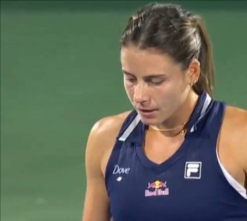 一场1-2成就郑钦文!中国网球女王连续3次二轮游,却躺拿世界前八