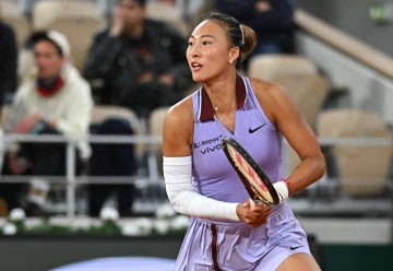 法网最新战报,郑钦文2-0阿郎戈,中国金花赢得破发大战