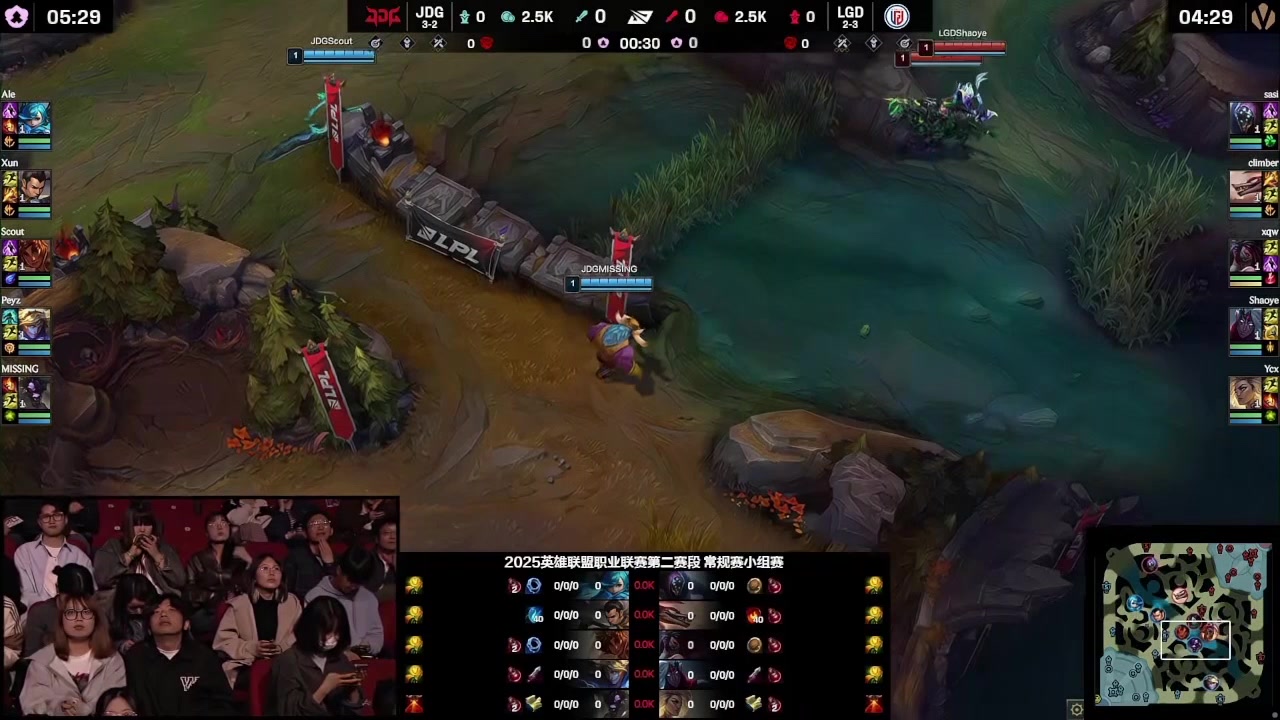 现场导播给到观众席镜头：LGD老板潘婕现场督战！