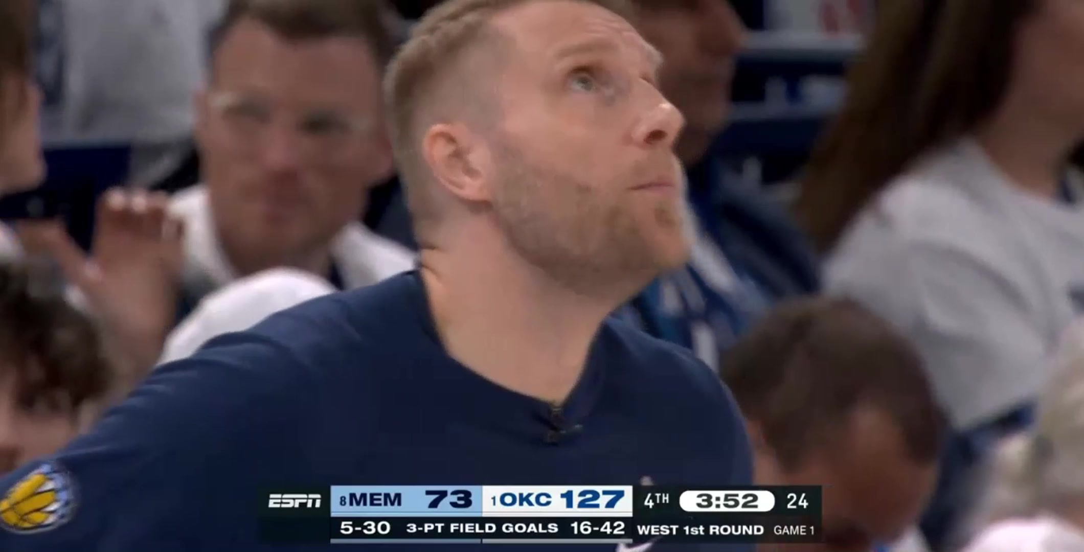 😅看到了什么？落后54分时 莫兰特突然笑了起来