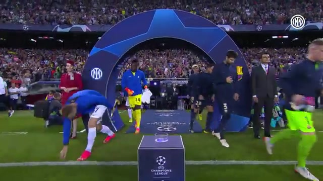 进球大战！上次欧冠交锋，莱万双响救主，国米3-3被巴萨绝平