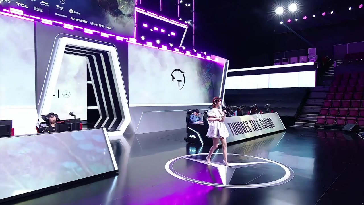 深圳主场的灯光有够吓人！夏安碎花一字裙登台被灯光照得面色发白