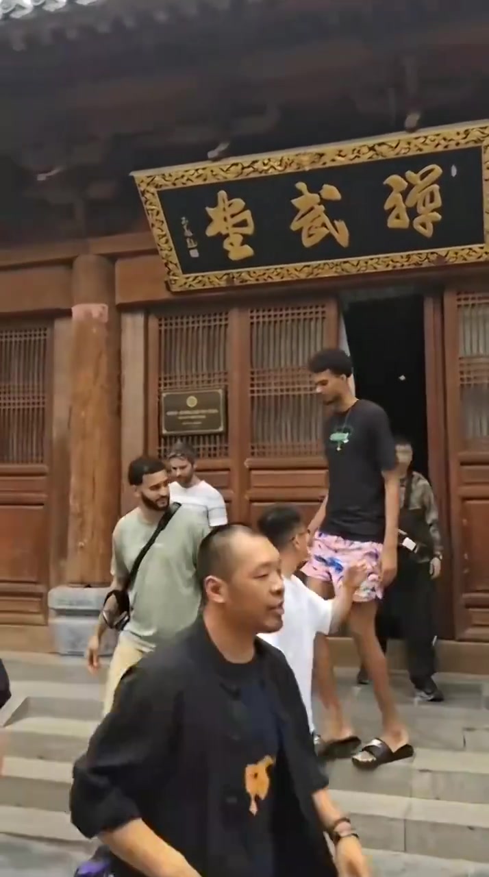 😂要出家吗？文班亚马参观少林寺&用斋饭 貌似还剃了光头